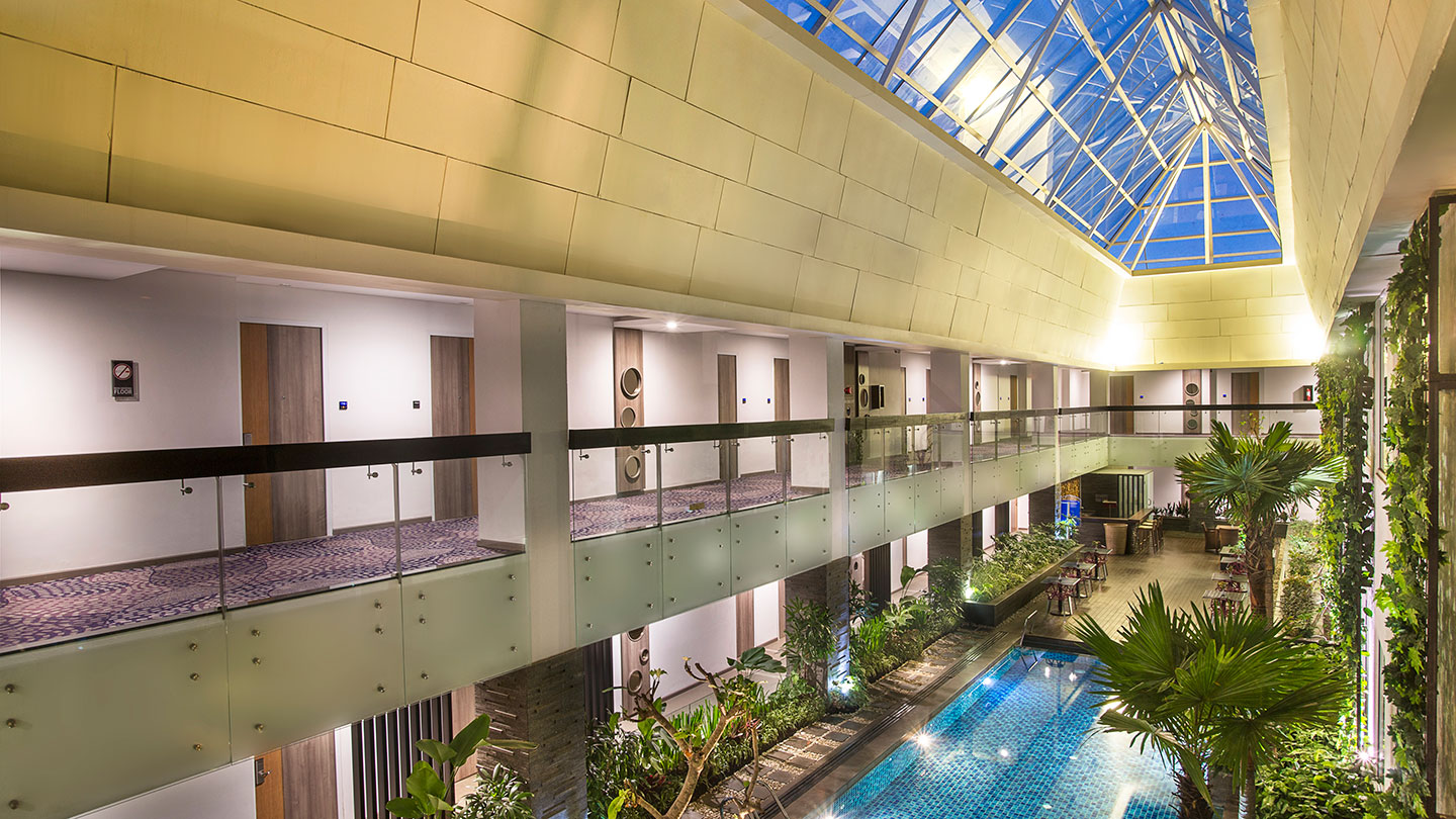 Indoor Swimming Pool Holiday Inn Bandung Pasteur